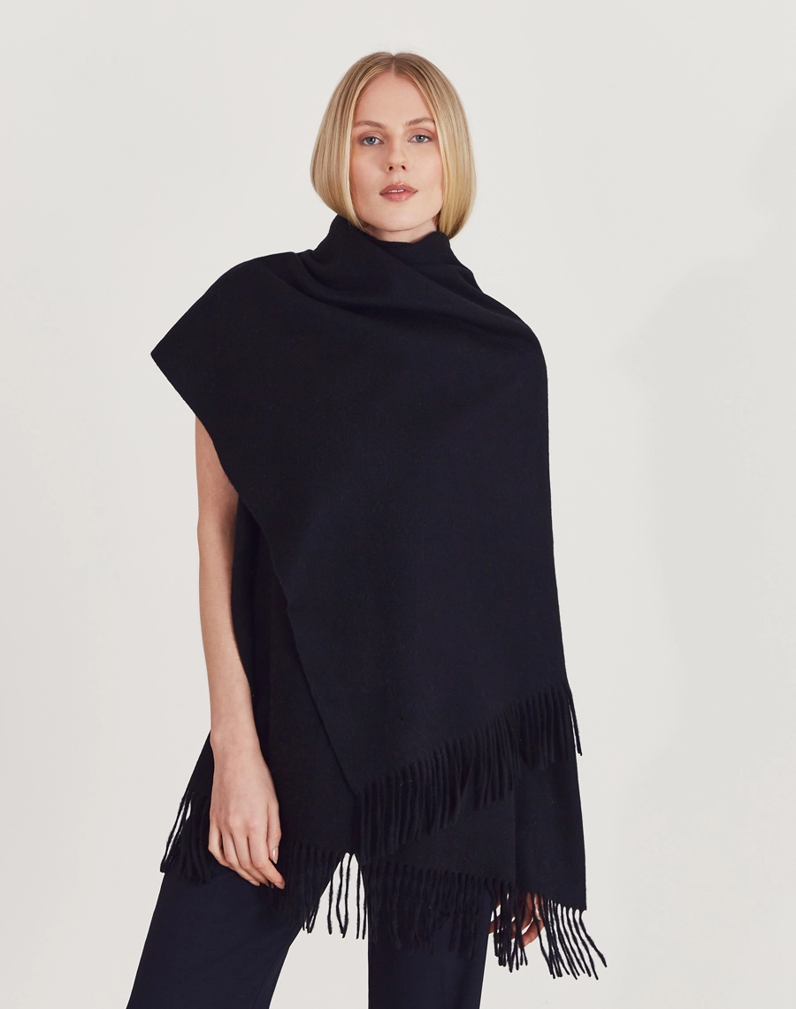 Pashmina Lã confeccionada em Cashmere, tecido nobre, conhecido pelo toque extremamente macio, leveza e excelente isolamento térmico.
