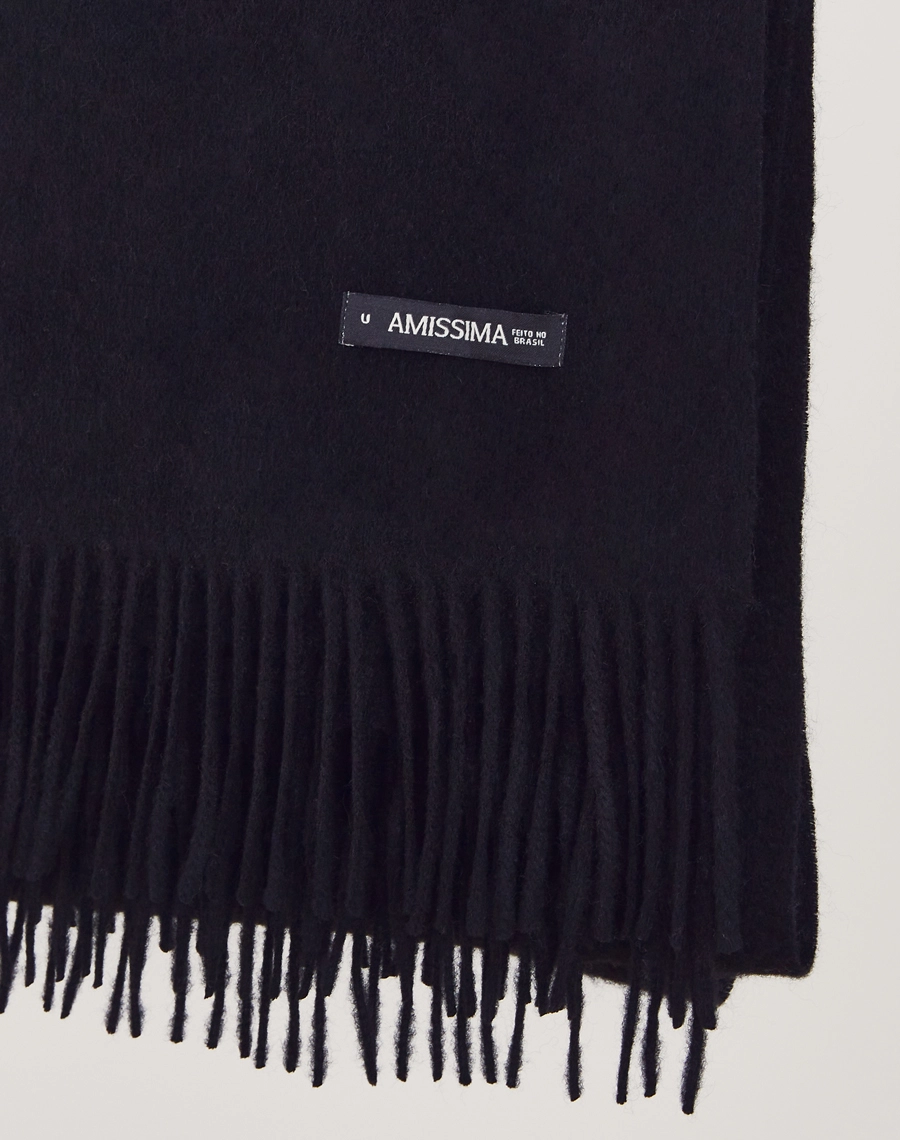 Pashmina Lã confeccionada em Cashmere, tecido nobre, conhecido pelo toque extremamente macio, leveza e excelente isolamento térmico.