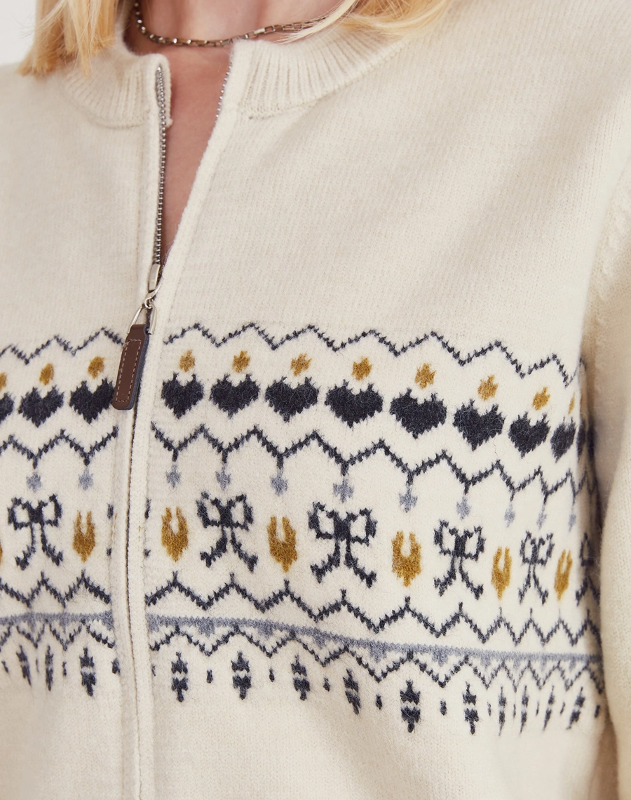 O Cardigan Hearts é confeccionado em tricô, tecido de aspecto macio e levemente felpudo, formado por fios entrelaçados que garantem elasticidade e conforto ao vestir.