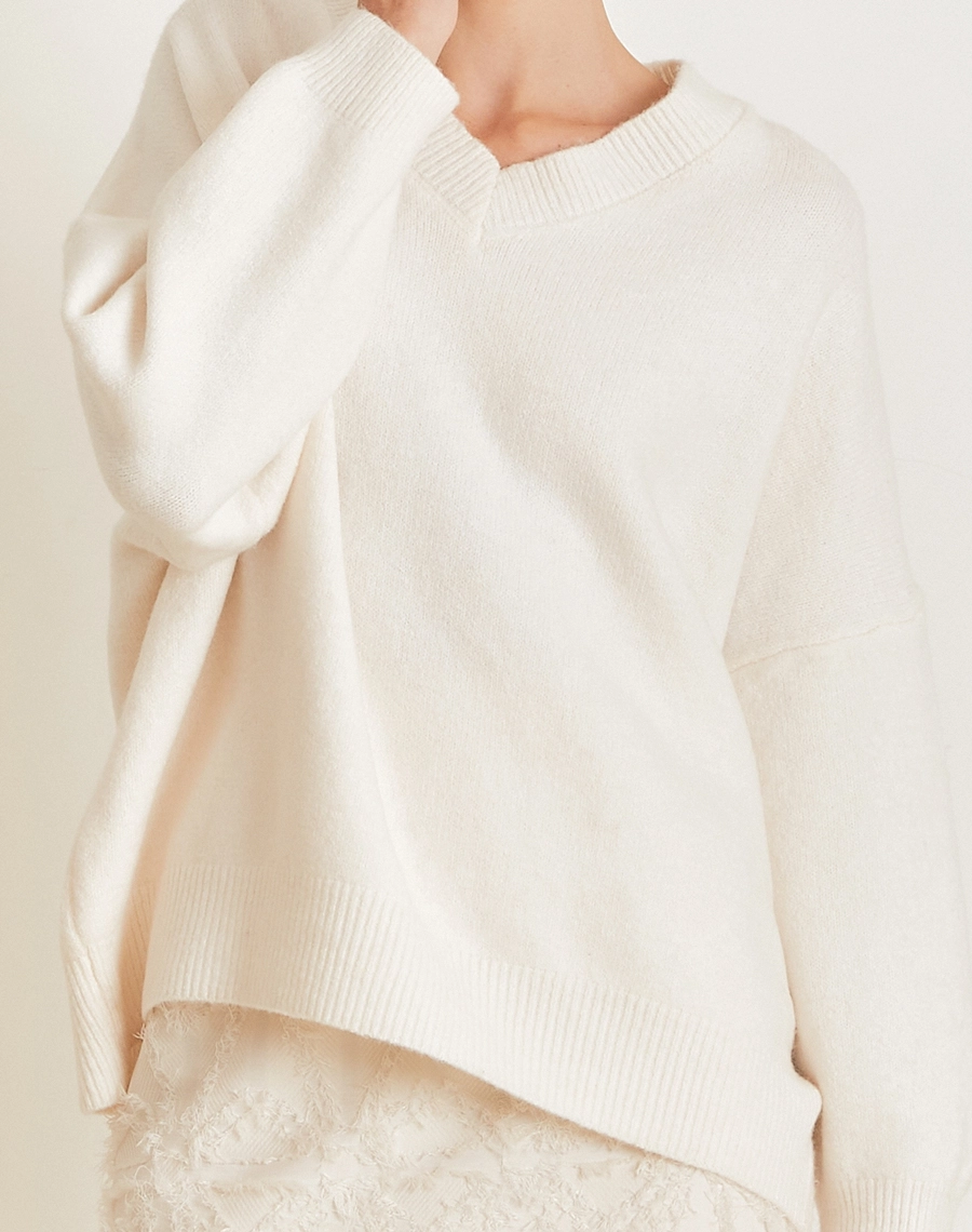 O Sueter V é confeccionado em Tricot, tecido macio e aconchegante, com textura delicada e ótimo conforto térmico.