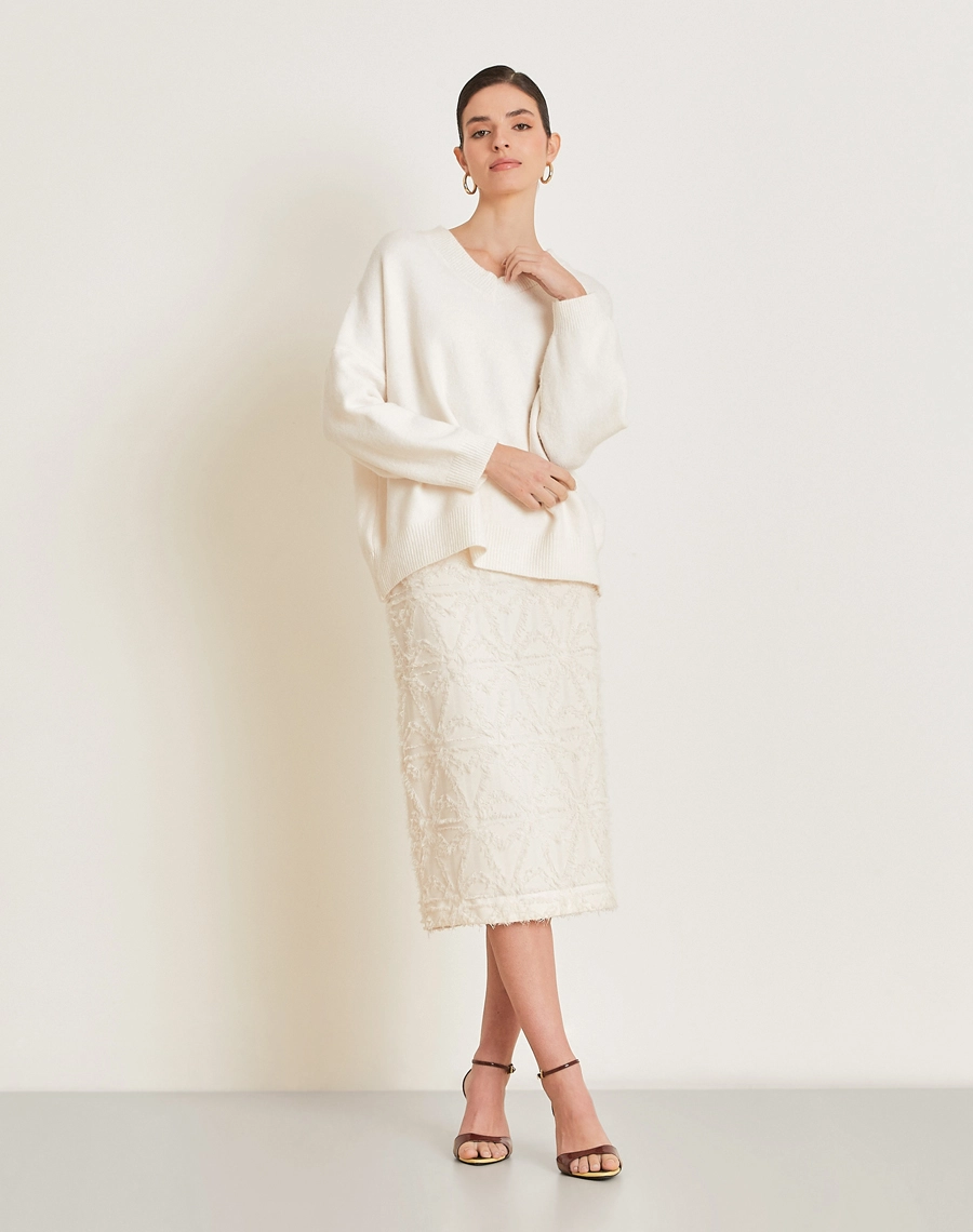 O Sueter V é confeccionado em Tricot, tecido macio e aconchegante, com textura delicada e ótimo conforto térmico.