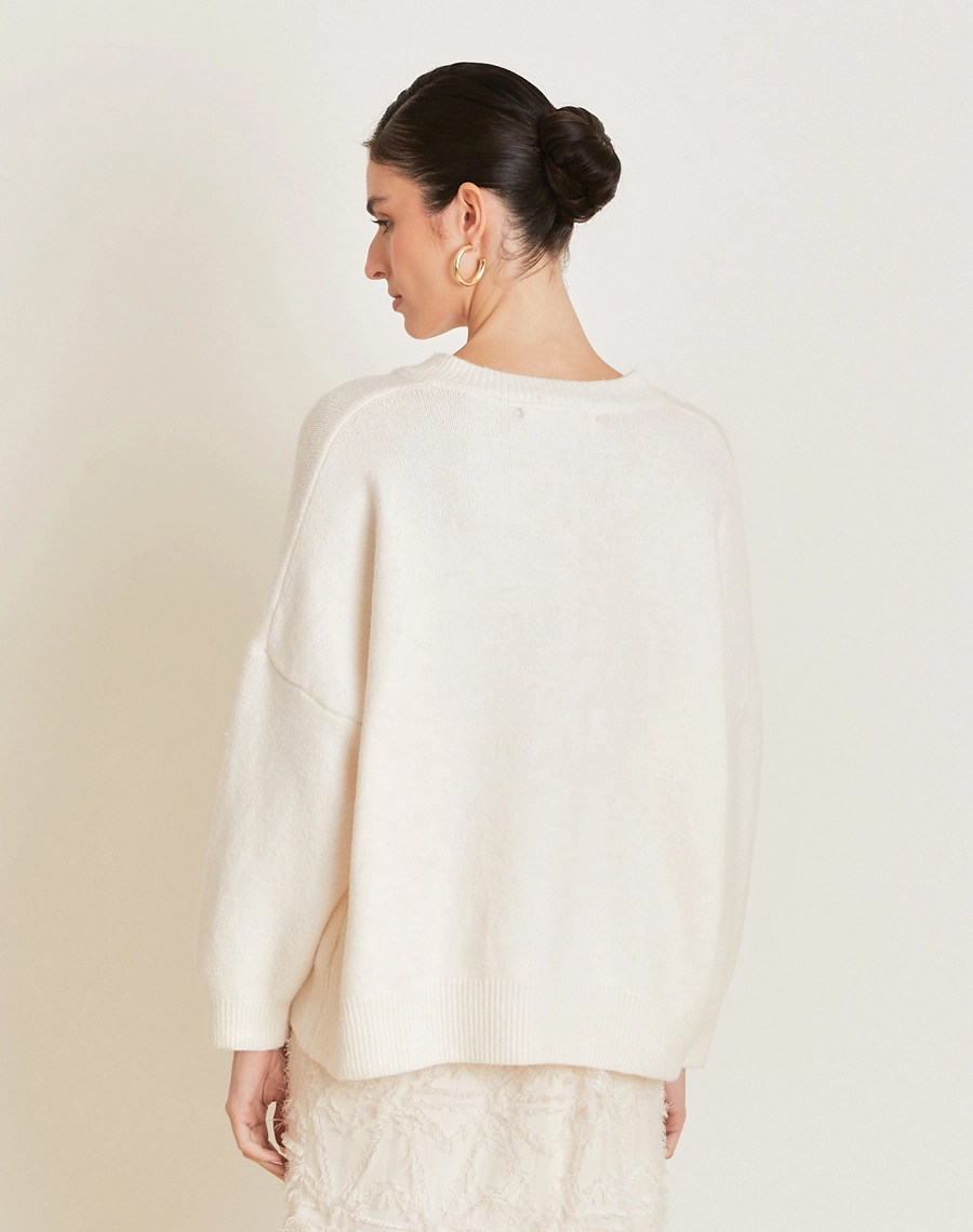 O Sueter V é confeccionado em Tricot, tecido macio e aconchegante, com textura delicada e ótimo conforto térmico.