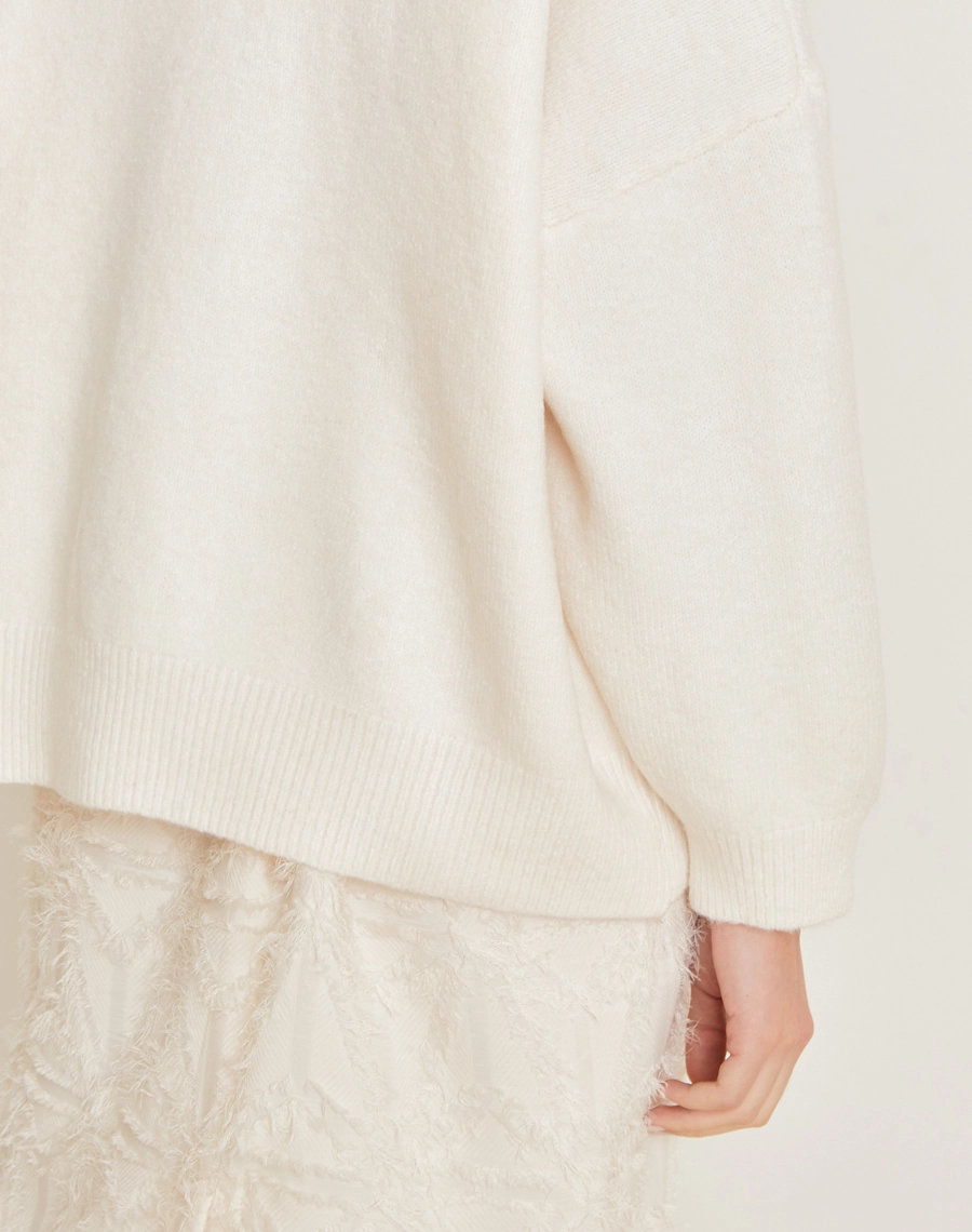 O Sueter V é confeccionado em Tricot, tecido macio e aconchegante, com textura delicada e ótimo conforto térmico.