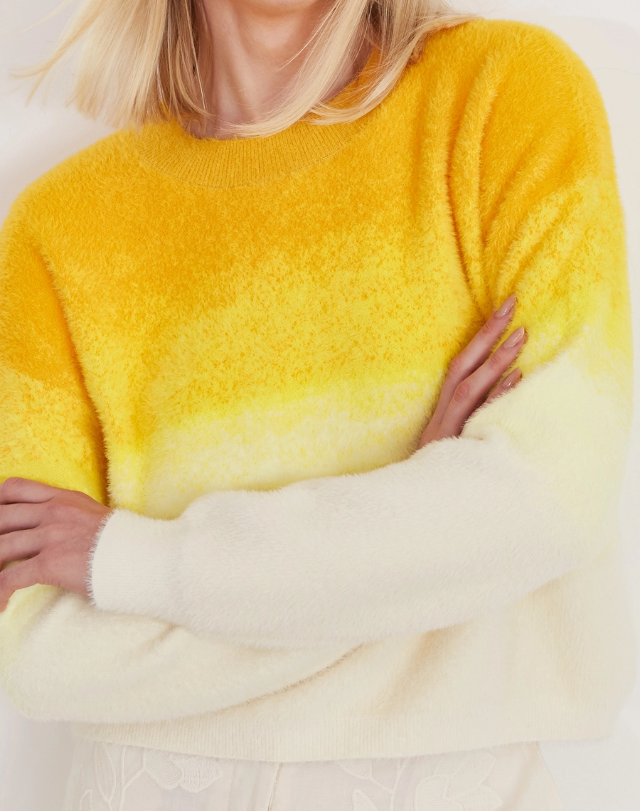 O Sueter Degrade Confeccionada em Tecido Tricot é um tecido macio e aconchegante, com textura delicada e ótimo conforto térmico.