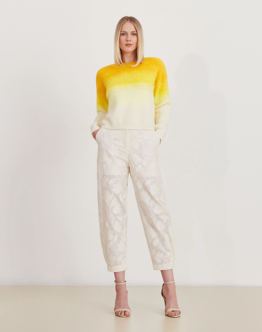 O Sueter Degrade Confeccionada em Tecido Tricot é um tecido macio e aconchegante, com textura delicada e ótimo conforto térmico.