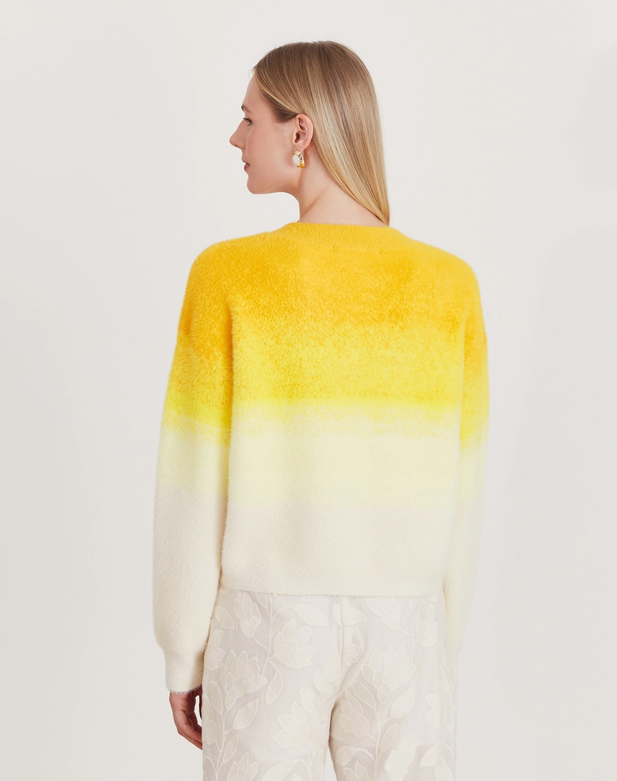 O Sueter Degrade Confeccionada em Tecido Tricot é um tecido macio e aconchegante, com textura delicada e ótimo conforto térmico.