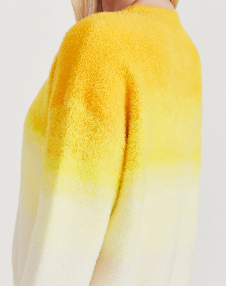 O Sueter Degrade Confeccionada em Tecido Tricot é um tecido macio e aconchegante, com textura delicada e ótimo conforto térmico.