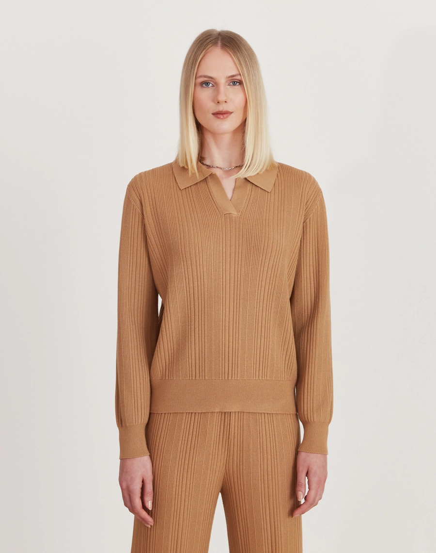 Conjunto Polo confeccionado em malha canelada, que traz textura discreta e elegante ao visual., conhecido pela elasticidade e conforto ao vestir. <br/>