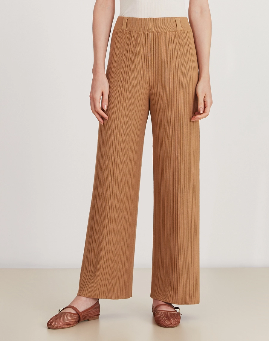 Conjunto Polo confeccionado em malha canelada, que traz textura discreta e elegante ao visual., conhecido pela elasticidade e conforto ao vestir. <br/>