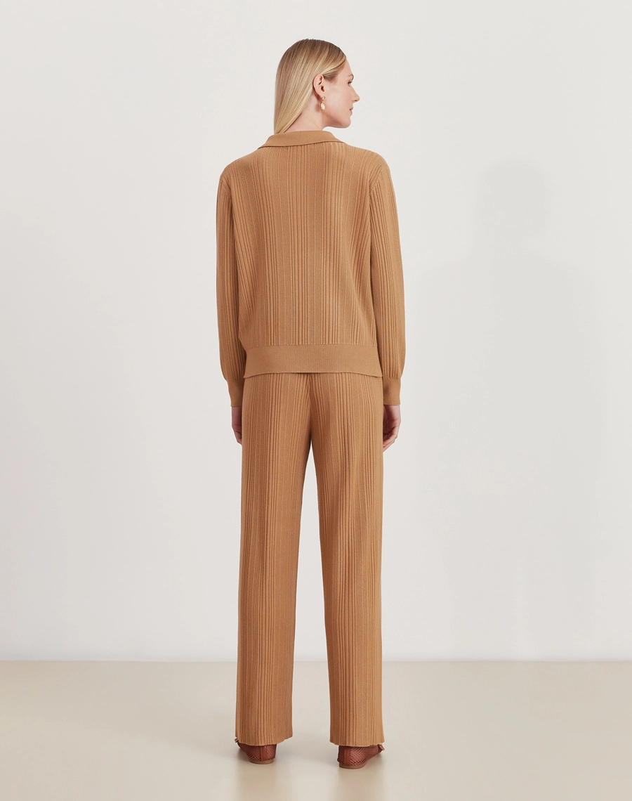 Conjunto Polo confeccionado em malha canelada, que traz textura discreta e elegante ao visual., conhecido pela elasticidade e conforto ao vestir. <br/>