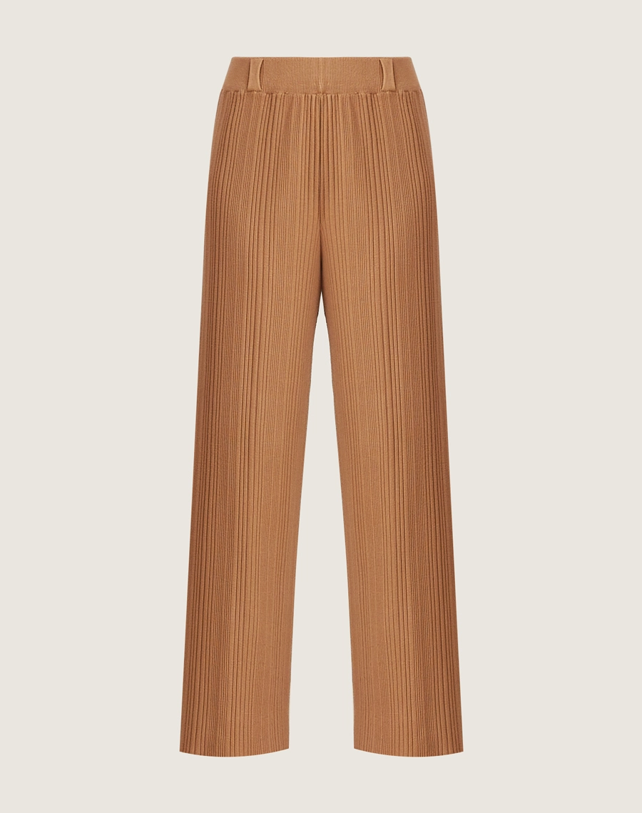 Conjunto Polo confeccionado em malha canelada, que traz textura discreta e elegante ao visual., conhecido pela elasticidade e conforto ao vestir. <br/>