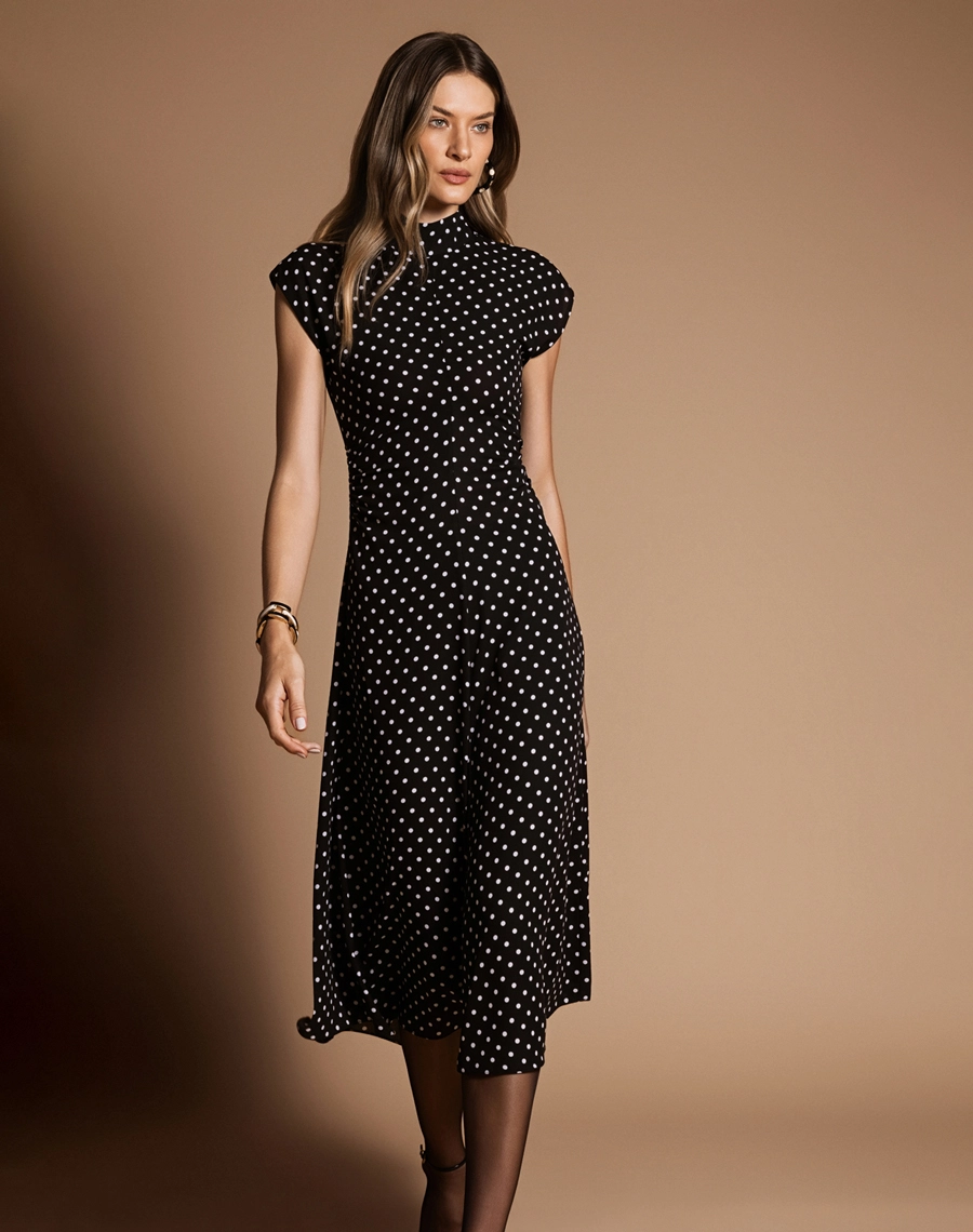 O Vestido Midi Elise é confeccionado em Crepe Bibi, tecido leve e sofisticado, que se destaca pelo caimento fluido e pela textura delicadamente granulada característica do crepe.