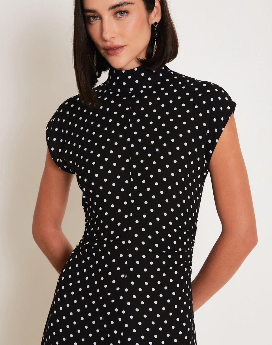 O Vestido Midi Elise é confeccionado em Crepe Bibi, tecido leve e sofisticado, que se destaca pelo caimento fluido e pela textura delicadamente granulada característica do crepe.