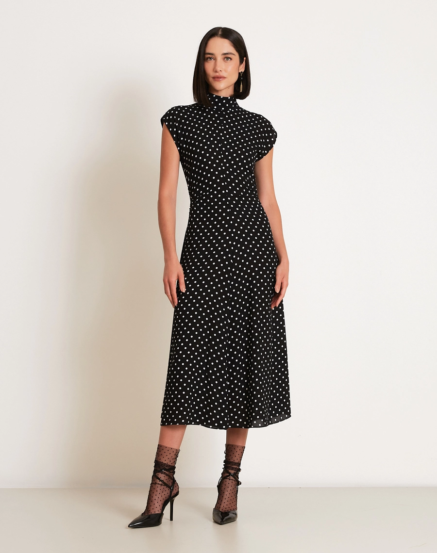 O Vestido Midi Elise é confeccionado em Crepe Bibi, tecido leve e sofisticado, que se destaca pelo caimento fluido e pela textura delicadamente granulada característica do crepe.