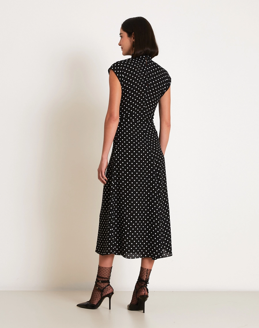 O Vestido Midi Elise é confeccionado em Crepe Bibi, tecido leve e sofisticado, que se destaca pelo caimento fluido e pela textura delicadamente granulada característica do crepe.