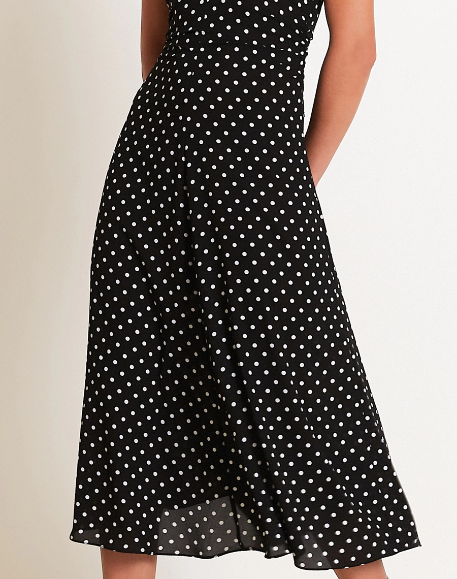O Vestido Midi Elise é confeccionado em Crepe Bibi, tecido leve e sofisticado, que se destaca pelo caimento fluido e pela textura delicadamente granulada característica do crepe.