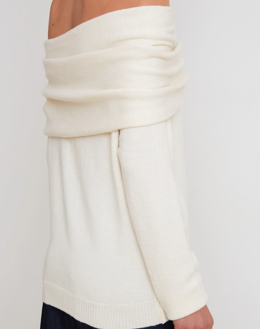 Blusa Anelisa confeccionada em Tricot, tecido com toque macio e caimento confortável, que se ajusta ao corpo com leve elasticidade.
