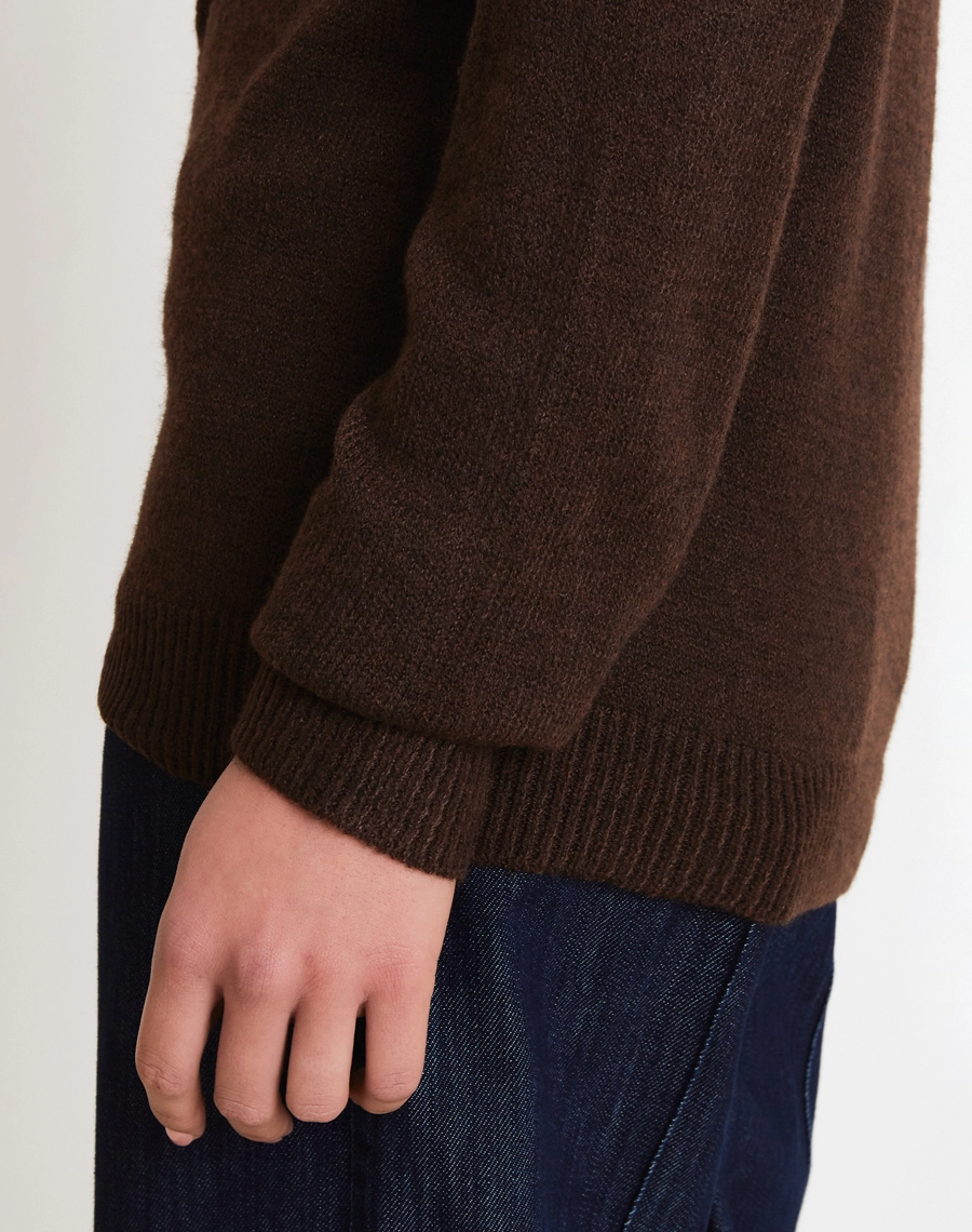 Blusa Anelisa confeccionada em Tricot, tecido com toque macio e caimento confortável, que se ajusta ao corpo com leve elasticidade.
