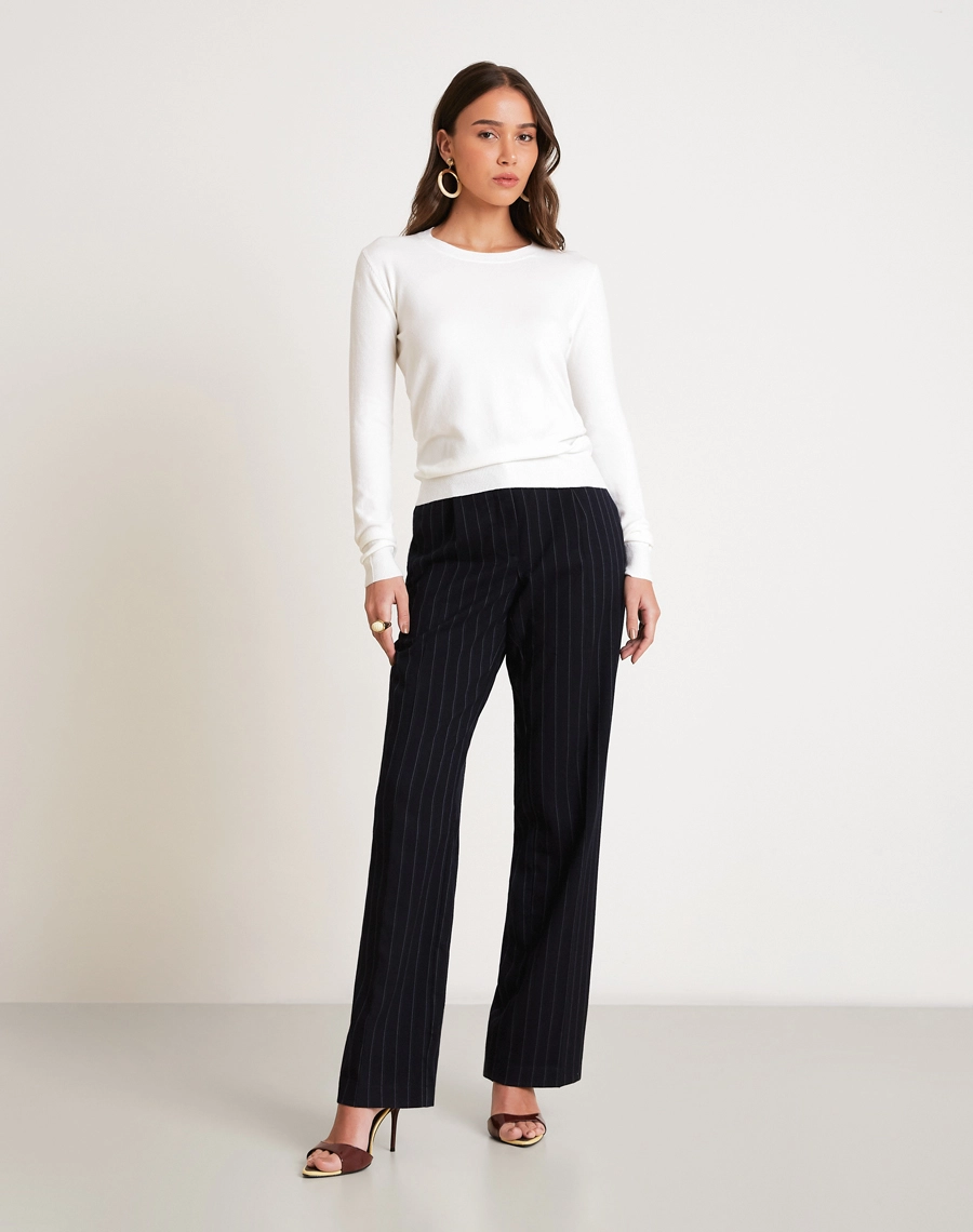 O Suéter Basic confeccionado em Tricot leve e maleável, a peça oferece toque macio e agradável, garantindo conforto térmico e excelente respirabilidade.