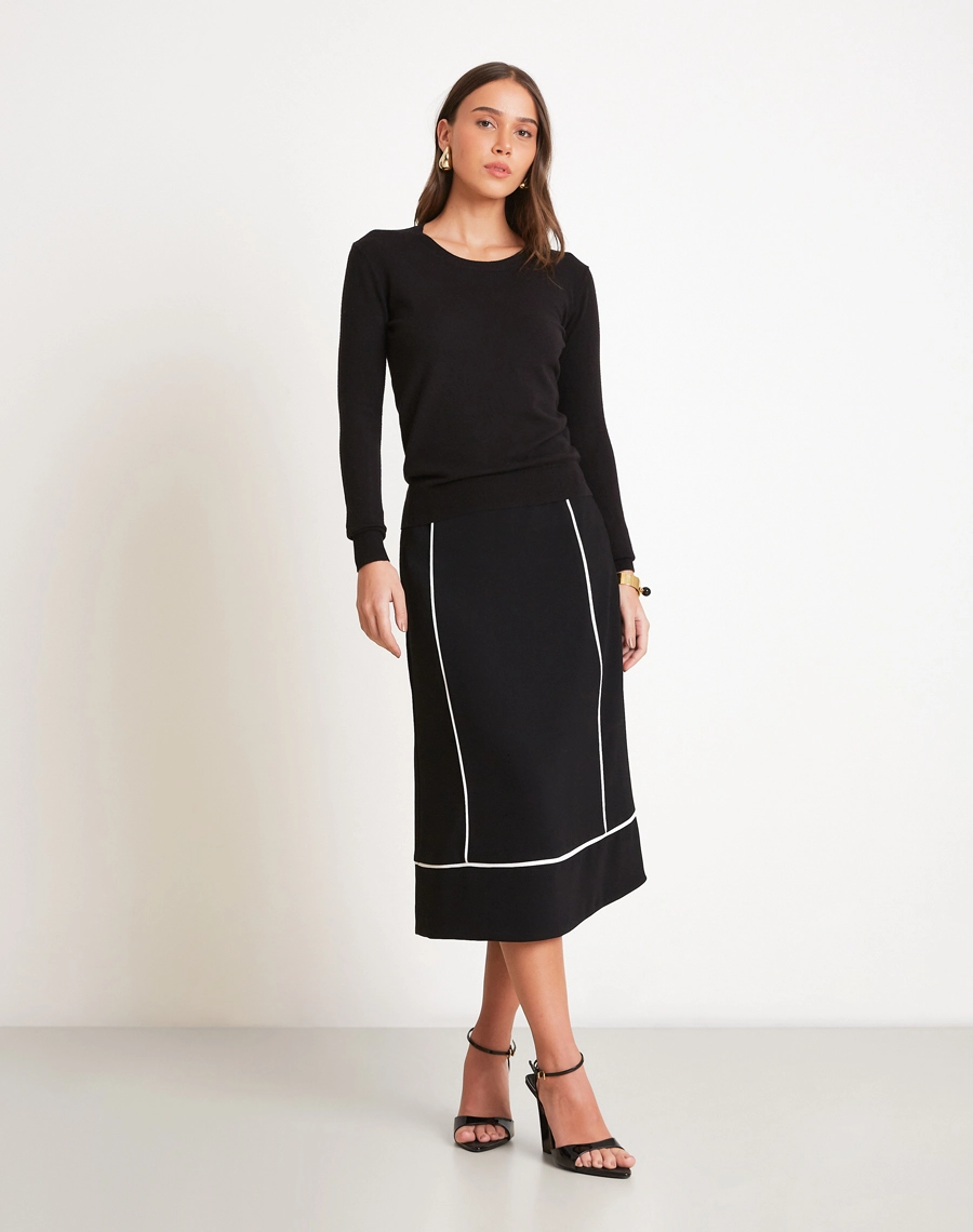 O Suéter Basic confeccionado em Tricot leve e maleável, a peça oferece toque macio e agradável, garantindo conforto térmico e excelente respirabilidade.