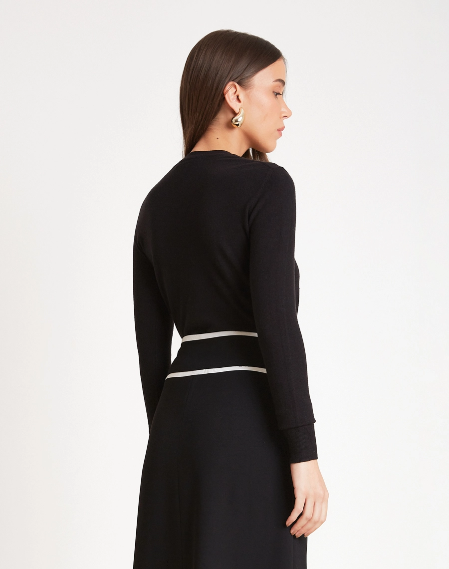 O Suéter Basic confeccionado em Tricot leve e maleável, a peça oferece toque macio e agradável, garantindo conforto térmico e excelente respirabilidade.