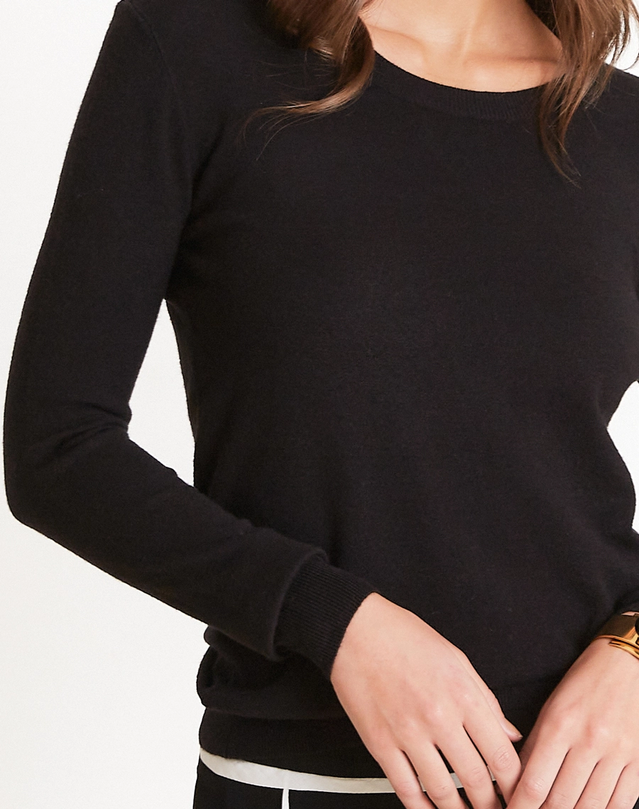O Suéter Basic confeccionado em Tricot leve e maleável, a peça oferece toque macio e agradável, garantindo conforto térmico e excelente respirabilidade.