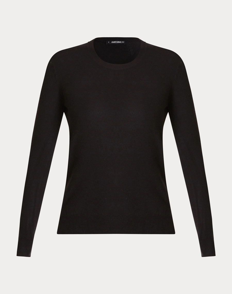 O Suéter Basic confeccionado em Tricot leve e maleável, a peça oferece toque macio e agradável, garantindo conforto térmico e excelente respirabilidade.