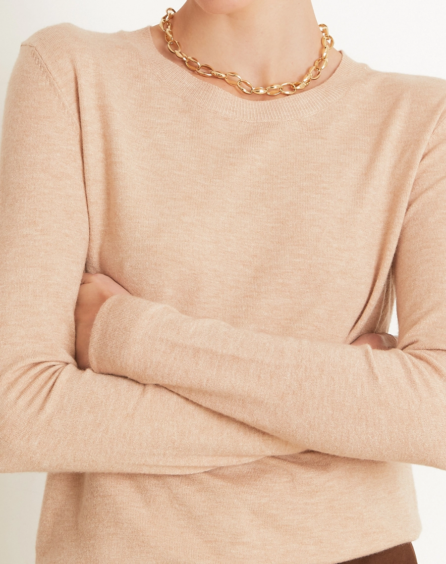 O Suéter Basic confeccionado em Tricot leve e maleável, a peça oferece toque macio e agradável, garantindo conforto térmico e excelente respirabilidade.