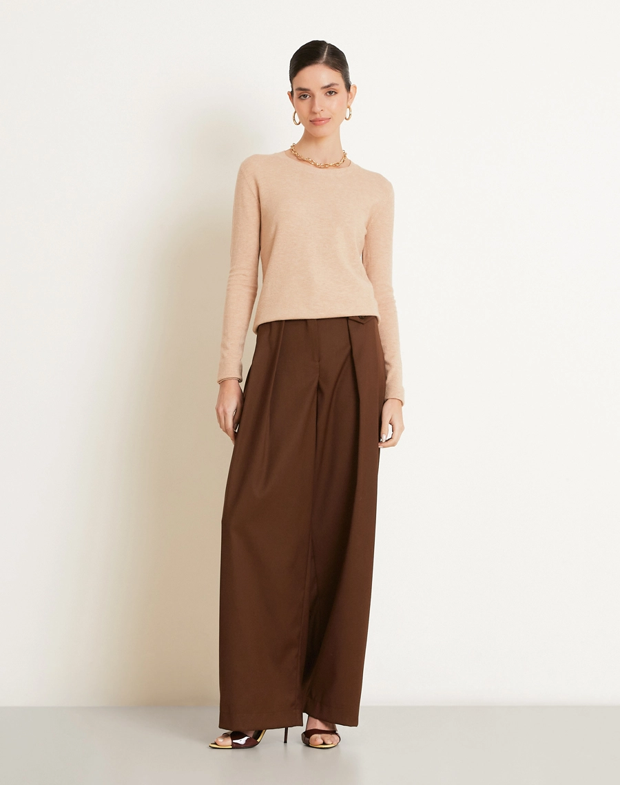 O Suéter Basic confeccionado em Tricot leve e maleável, a peça oferece toque macio e agradável, garantindo conforto térmico e excelente respirabilidade.