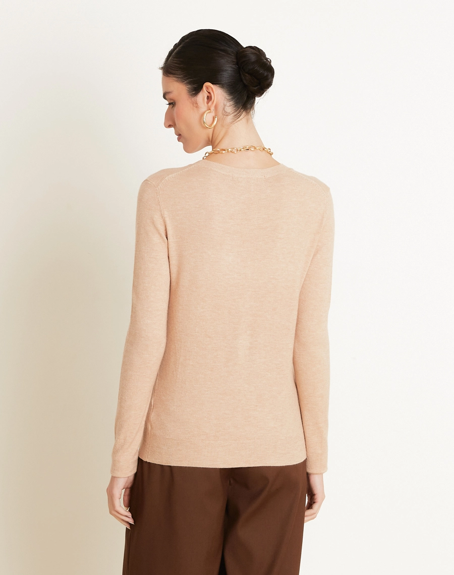 O Suéter Basic confeccionado em Tricot leve e maleável, a peça oferece toque macio e agradável, garantindo conforto térmico e excelente respirabilidade.