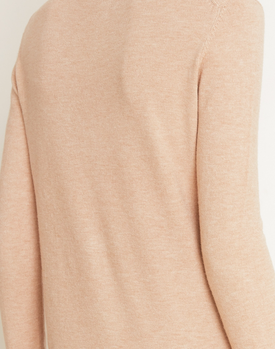 O Suéter Basic confeccionado em Tricot leve e maleável, a peça oferece toque macio e agradável, garantindo conforto térmico e excelente respirabilidade.