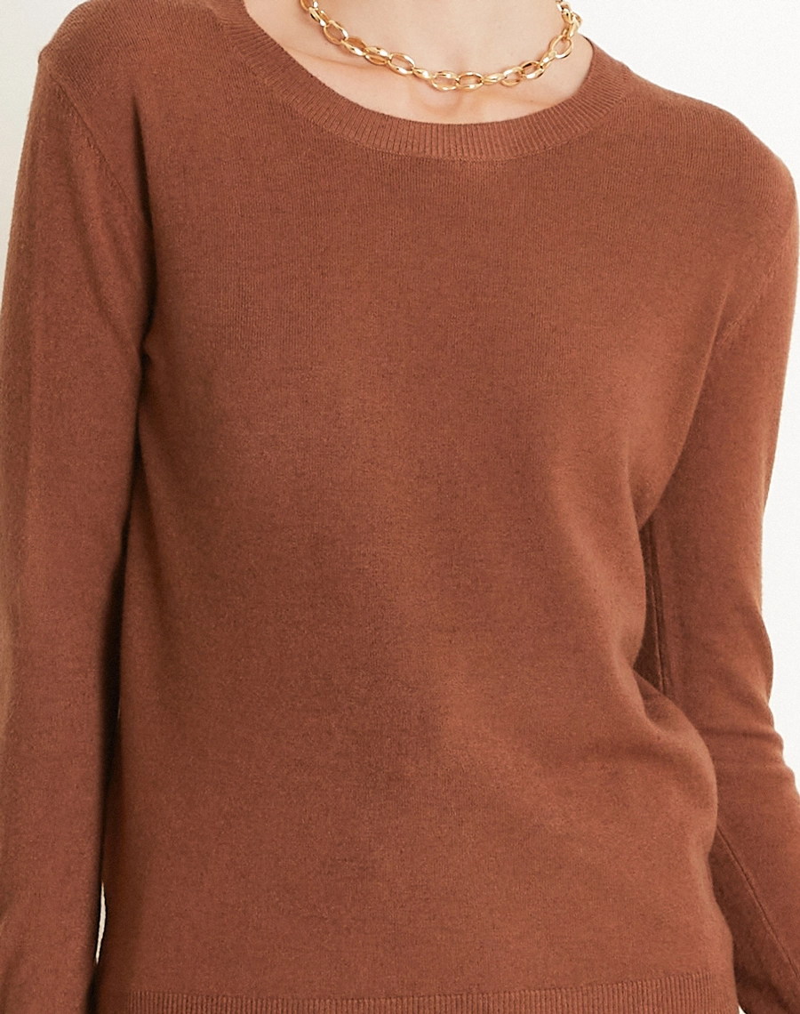 O Suéter Basic confeccionado em Tricot leve e maleável, a peça oferece toque macio e agradável, garantindo conforto térmico e excelente respirabilidade.