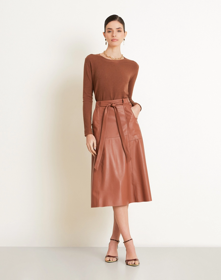 O Suéter Basic confeccionado em Tricot leve e maleável, a peça oferece toque macio e agradável, garantindo conforto térmico e excelente respirabilidade.