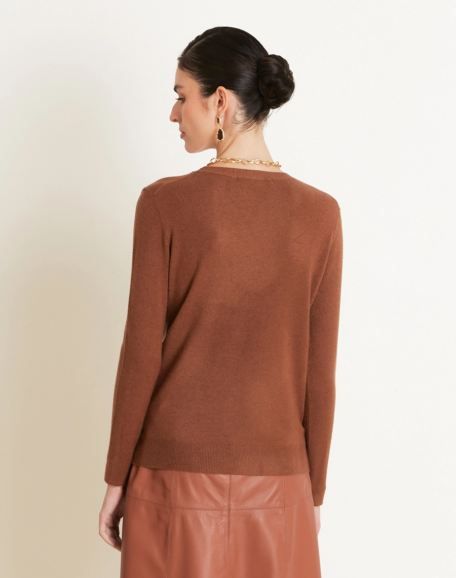 O Suéter Basic confeccionado em Tricot leve e maleável, a peça oferece toque macio e agradável, garantindo conforto térmico e excelente respirabilidade.