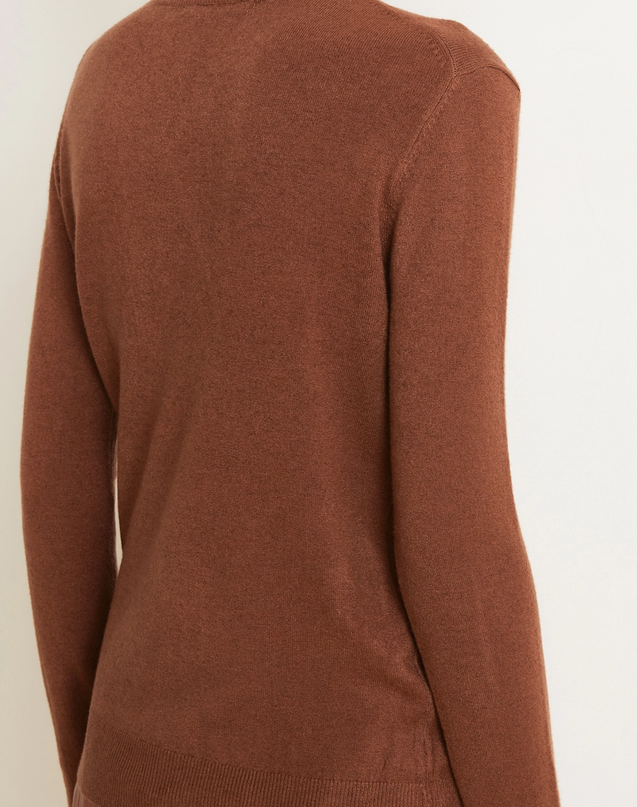 O Suéter Basic confeccionado em Tricot leve e maleável, a peça oferece toque macio e agradável, garantindo conforto térmico e excelente respirabilidade.