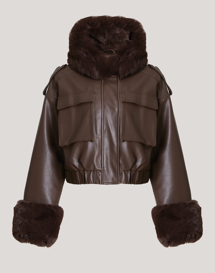 A Jaqueta Jackie confeccionada em Tecido Couro, com acabamento sofisticado e toque macio, garantindo durabilidade e estilo atemporal.