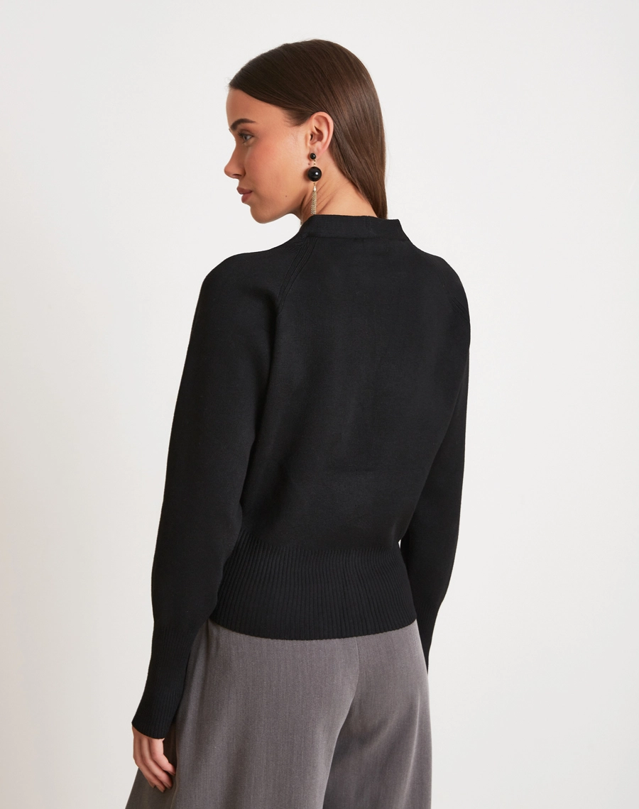 A Blusa Kathie é confeccionada em Tricô leve, com toque macio e agradável, proporcionando conforto e ótimo caimento no corpo.