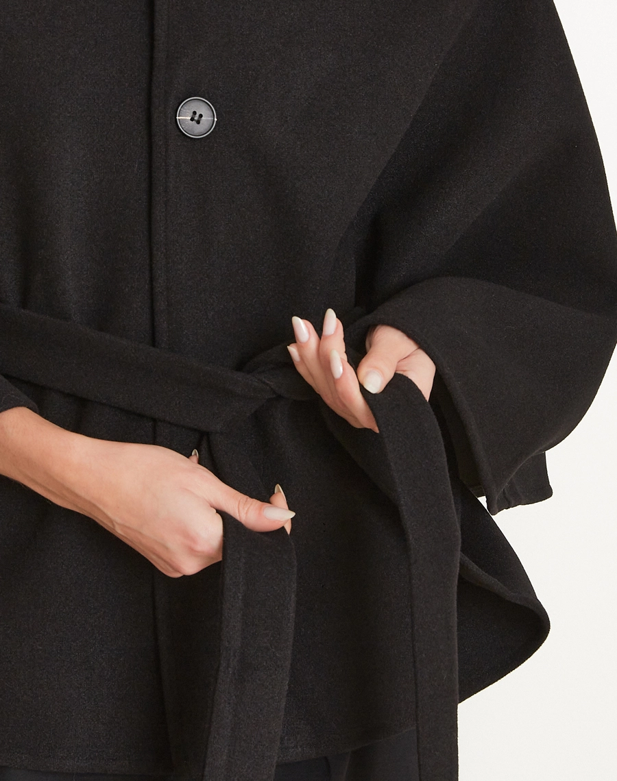 O Casaco Audrey confeccionado em tricot encorpado, o modelo apresenta toque macio e aconchegante, com textura estruturada que garante conforto térmico e um visual sofisticado.