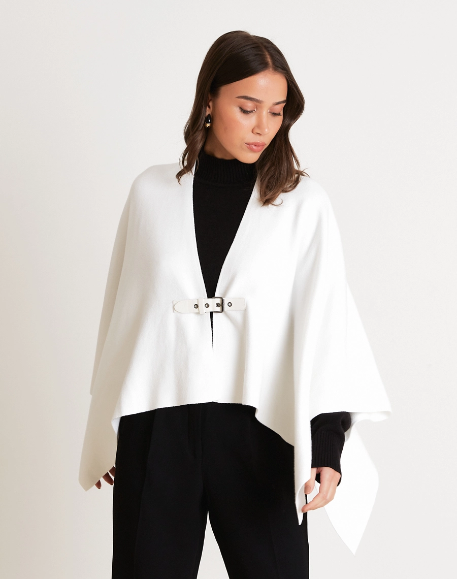 Poncho Liza confeccionado em tricô, tecido leve, com toque macio e caimento fluido que proporciona conforto e elegância.