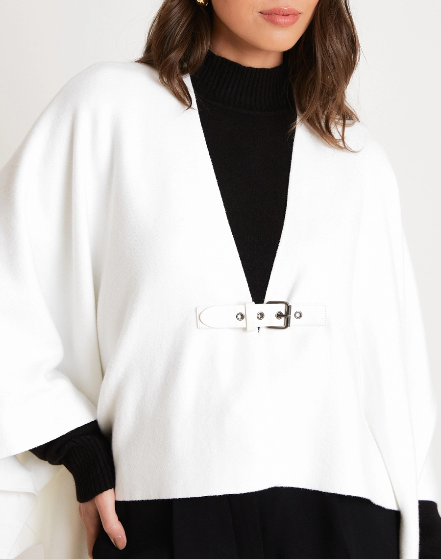 Poncho Liza confeccionado em tricô, tecido leve, com toque macio e caimento fluido que proporciona conforto e elegância.