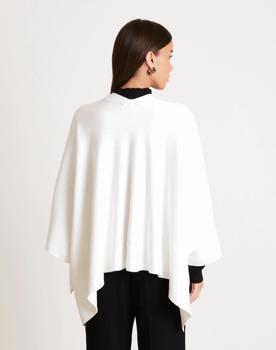 Poncho Liza confeccionado em tricô, tecido leve, com toque macio e caimento fluido que proporciona conforto e elegância.