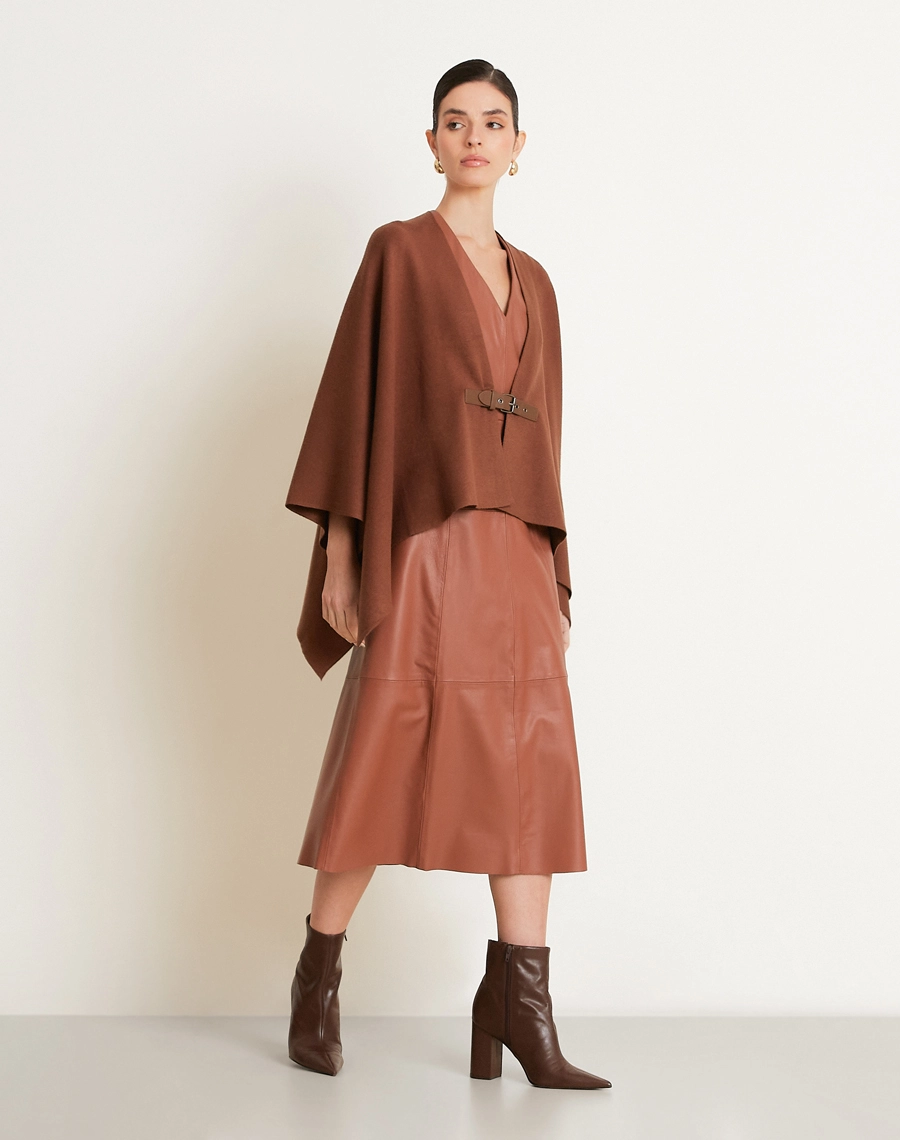 Poncho Liza confeccionado em tricô, tecido leve, com toque macio e caimento fluido que proporciona conforto e elegância.