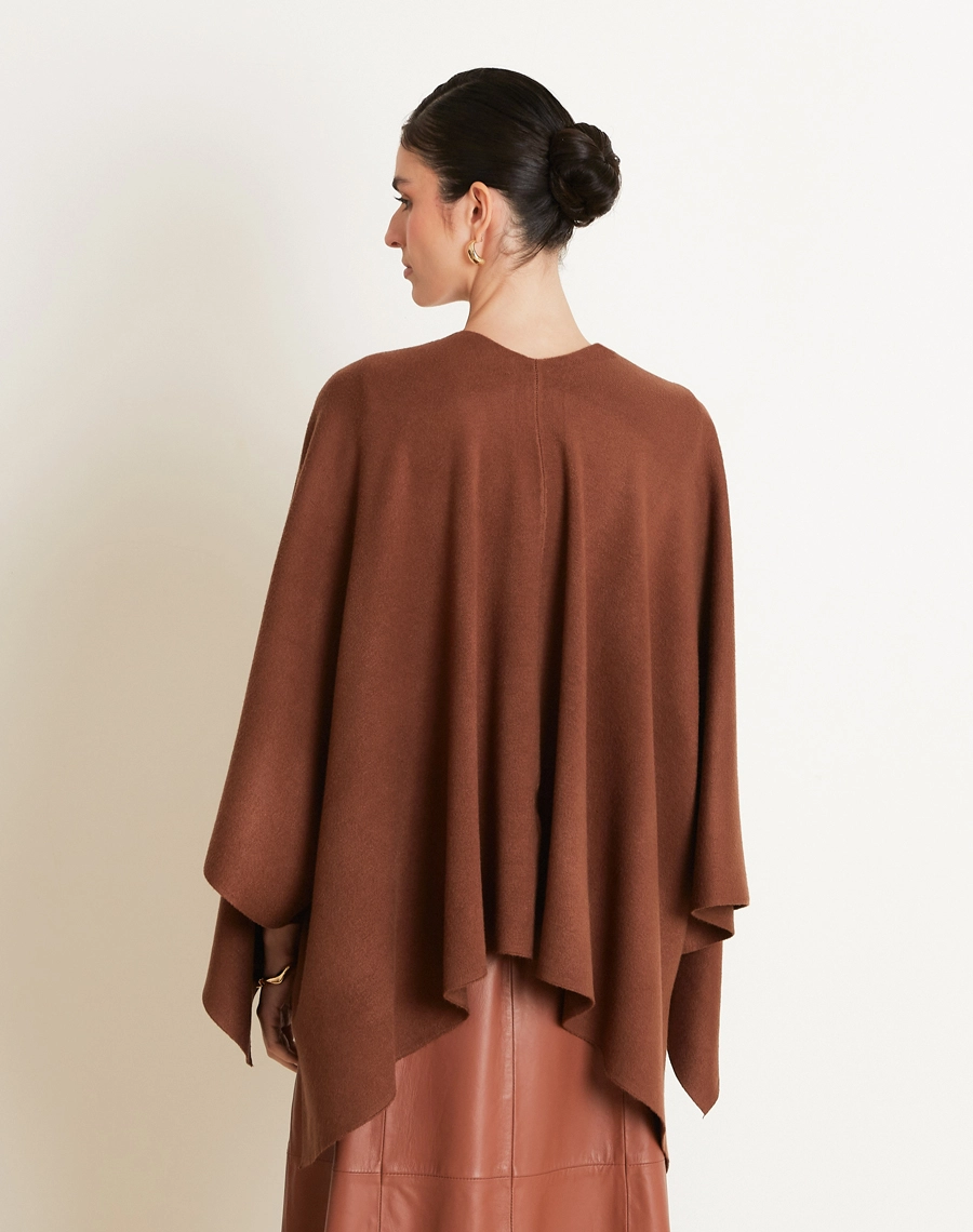 Poncho Liza confeccionado em tricô, tecido leve, com toque macio e caimento fluido que proporciona conforto e elegância.