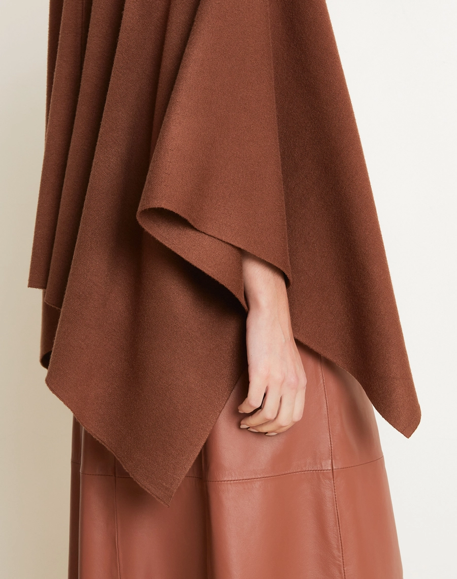 Poncho Liza confeccionado em tricô, tecido leve, com toque macio e caimento fluido que proporciona conforto e elegância.