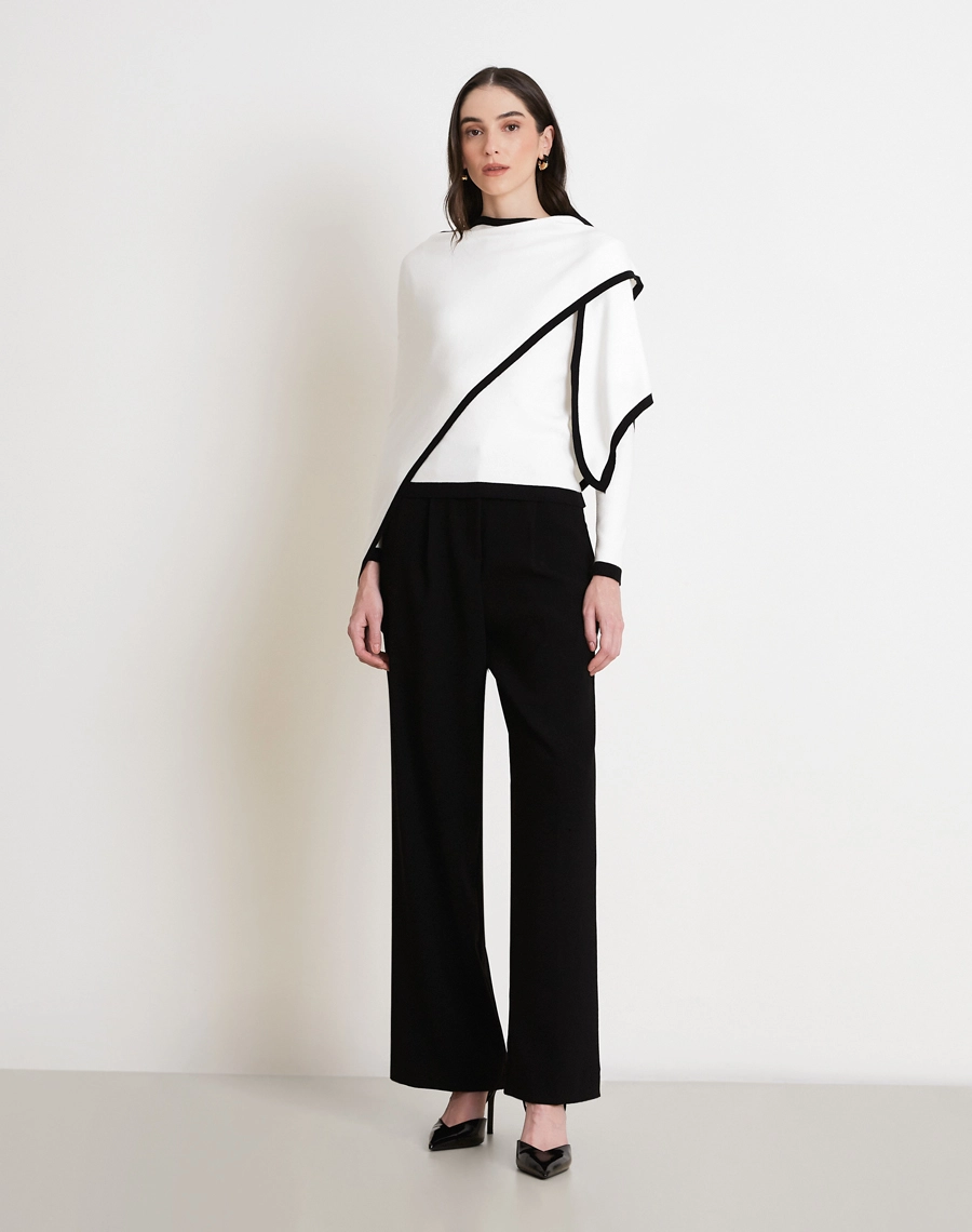 A Blusa Com Xale Coco é confeccionada em tricô, tecido leve, com toque macio e caimento fluido que proporciona conforto e elegância. 