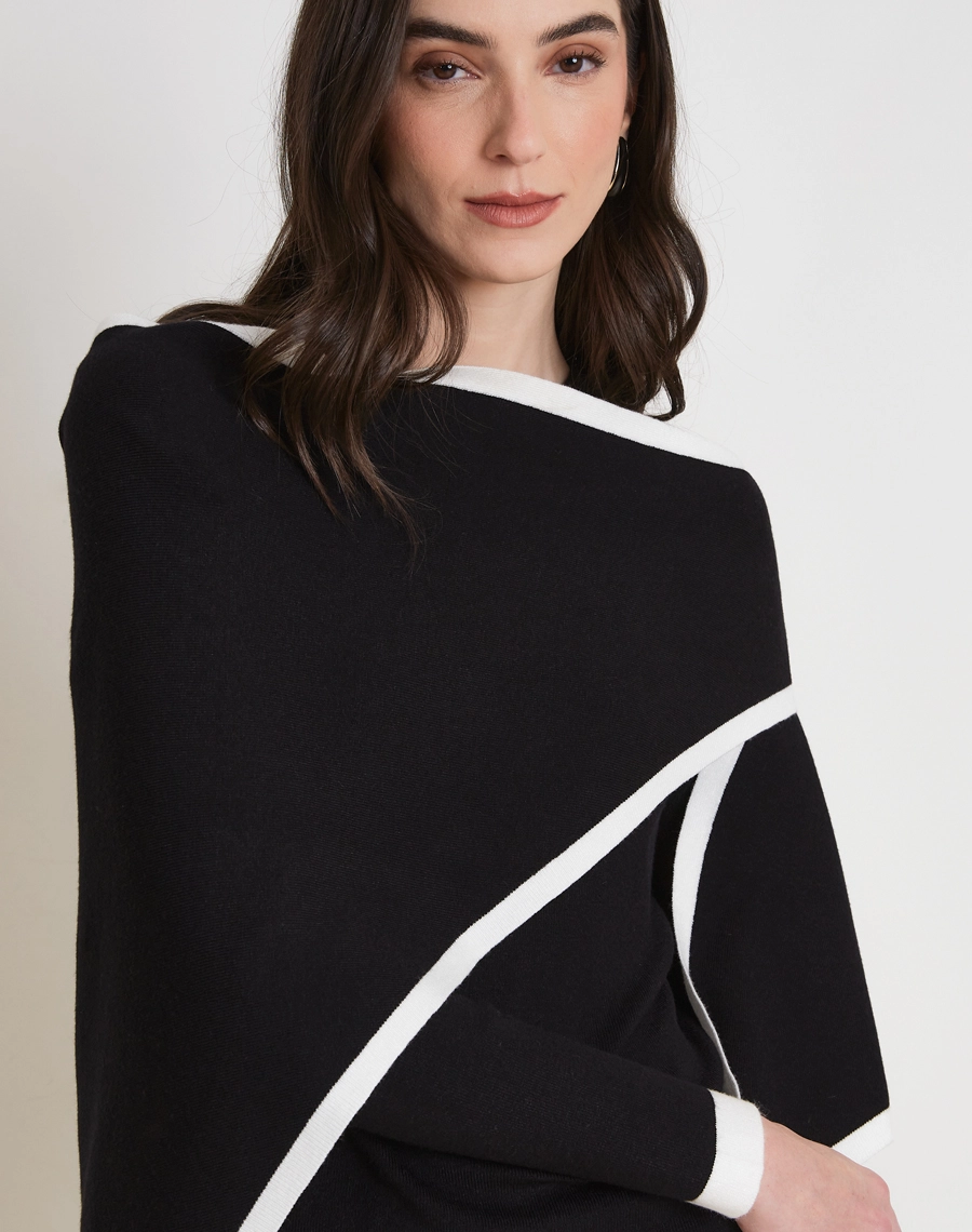A Blusa Com Xale Coco é confeccionada em tricô, tecido leve, com toque macio e caimento fluido que proporciona conforto e elegância. 