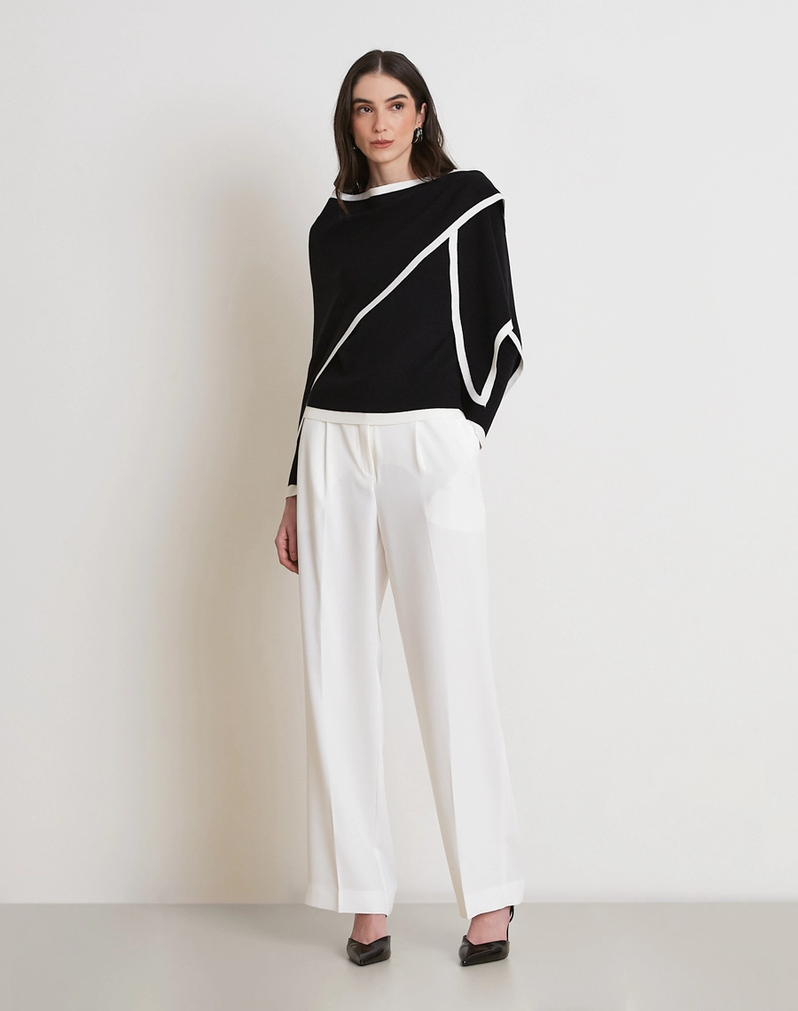 A Blusa Com Xale Coco é confeccionada em tricô, tecido leve, com toque macio e caimento fluido que proporciona conforto e elegância. 