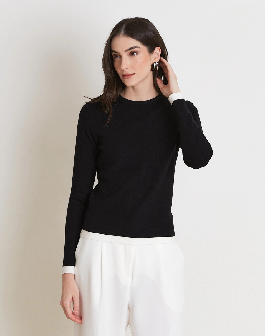 A Blusa Com Xale Coco é confeccionada em tricô, tecido leve, com toque macio e caimento fluido que proporciona conforto e elegância. 