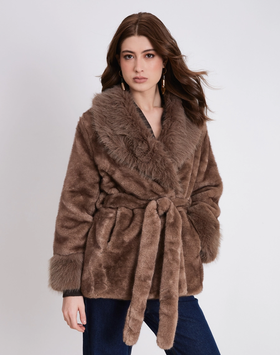 O Casaco Charlotte é confeccionado em tecido de pelo, o modelo apresenta toque extremamente macio e luxuoso, com textura felpuda e volumosa que proporciona máximo conforto térmico e um visual sofisticado.