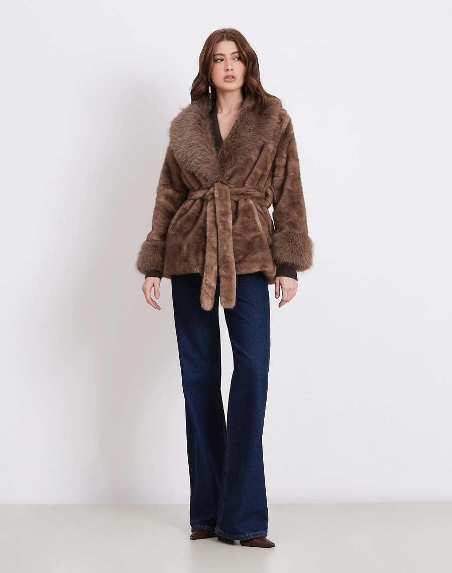 O Casaco Charlotte é confeccionado em tecido de pelo, o modelo apresenta toque extremamente macio e luxuoso, com textura felpuda e volumosa que proporciona máximo conforto térmico e um visual sofisticado.